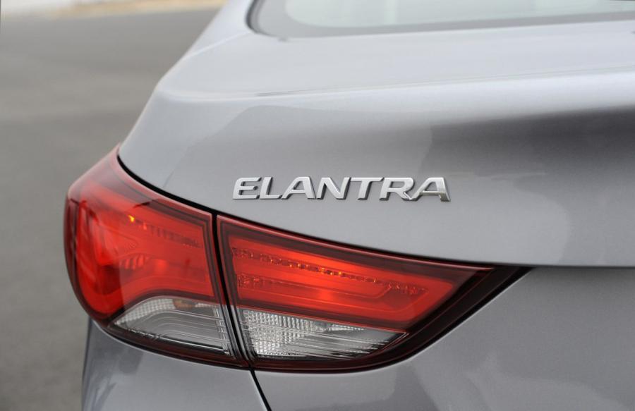  Hyundai Elantra Limited 2014 года  (US) (фото 7 из 27)